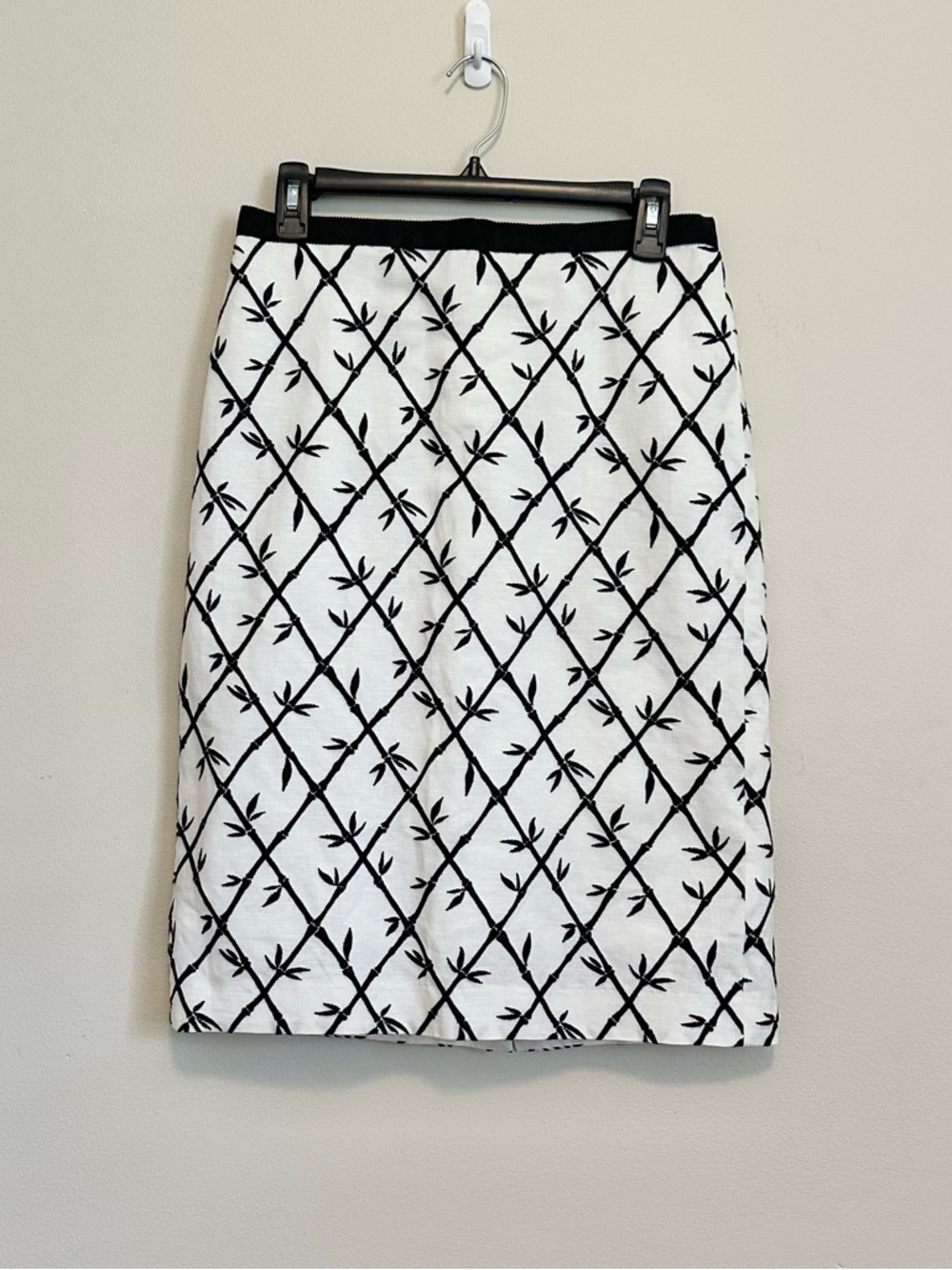 Talbots White Black Embroidered Pencil Skirt Size 4 Linen Blend Midi Floral